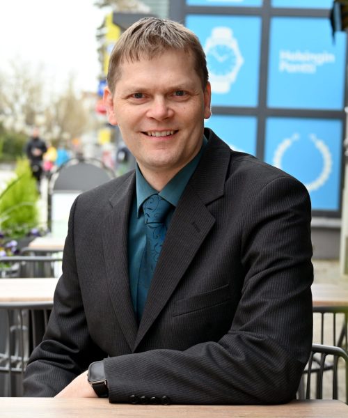 Petri Javanainen, Järjestöapu Oy:n toimitusjohtaja, joka johtaa yritystä tarjoamaan taloushallinnon, IT-tuen ja henkilöstöhallinnon palveluita kristillisille järjestöille ja säätiöille Suomessa.